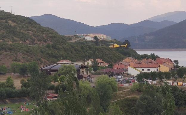 Helicóptero localizando a la persona herida.