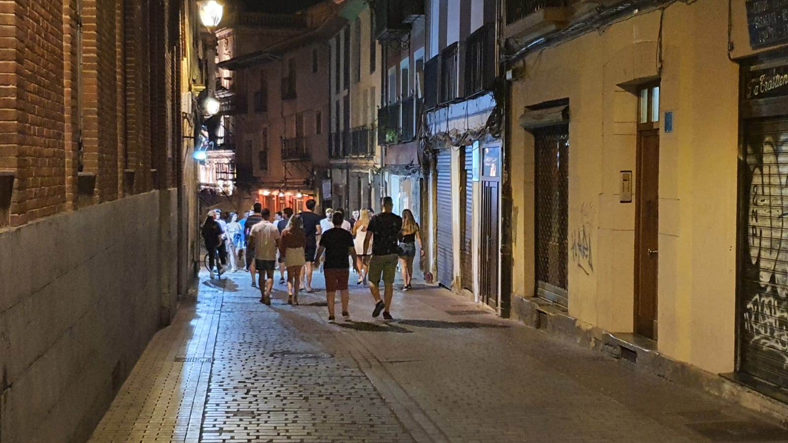 Los leoneses se acostumbran a vivir las madrugadas con temperaturas más propias del sur peninsular. En las noches tropicales, con 33º en la pasada madrugada, los espacios públicos sirven para aliviar el calor. «Donde mejor se duerme es en la terraza».