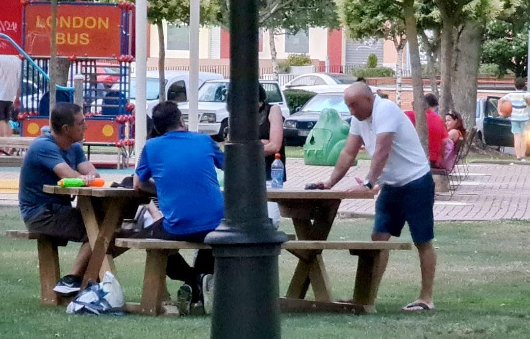 Los leoneses se acostumbran a vivir las madrugadas con temperaturas más propias del sur peninsular. En las noches tropicales, con 33º en la pasada madrugada, los espacios públicos sirven para aliviar el calor. «Donde mejor se duerme es en la terraza».