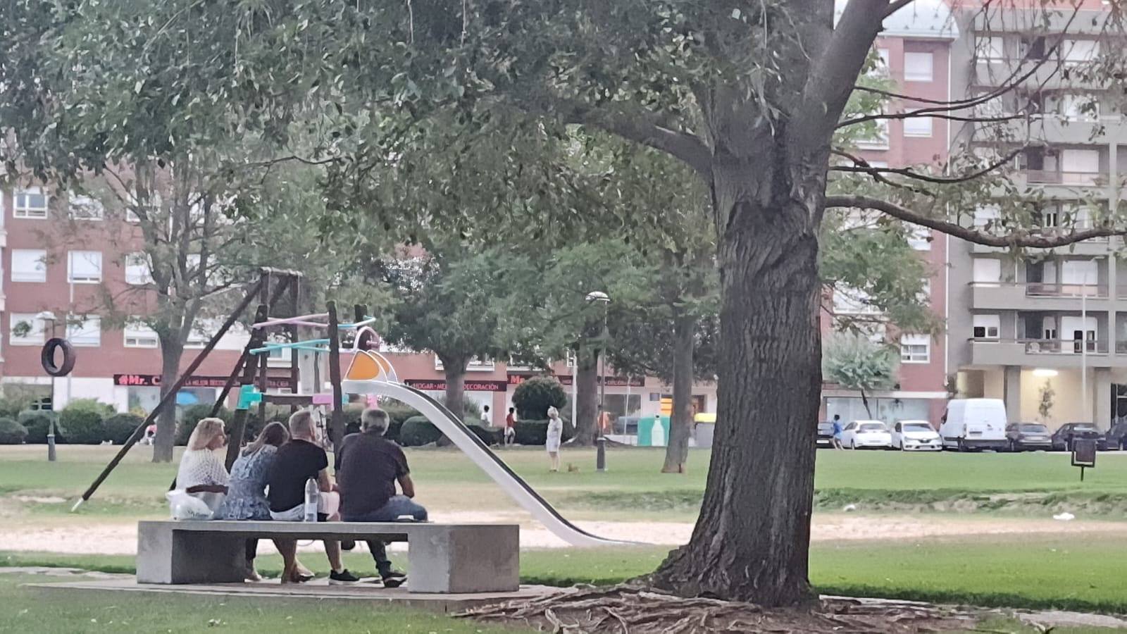 Los leoneses se acostumbran a vivir las madrugadas con temperaturas más propias del sur peninsular. En las noches tropicales, con 33º en la pasada madrugada, los espacios públicos sirven para aliviar el calor. «Donde mejor se duerme es en la terraza».
