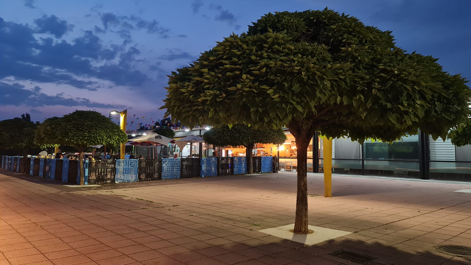 Los leoneses se acostumbran a vivir las madrugadas con temperaturas más propias del sur peninsular. En las noches tropicales, con 33º en la pasada madrugada, los espacios públicos sirven para aliviar el calor. «Donde mejor se duerme es en la terraza».