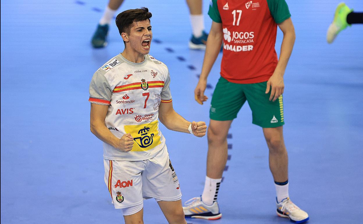 Antonio Martínez celebra el triunfo con la Selección Española en el Europeo.