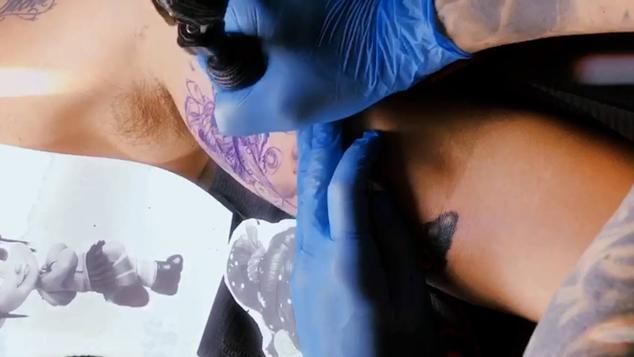 El tatuador Paco Denia realizando uno de sus diseños