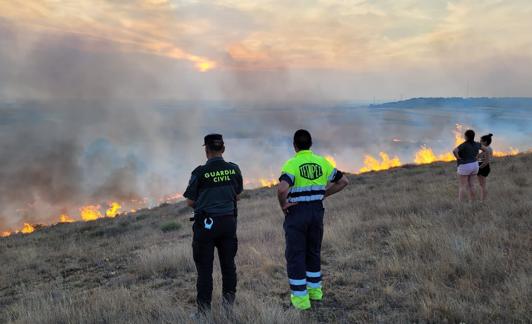 Incendio en Celama de Cea provocado por un vehículo que empezó a arder.