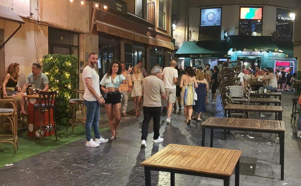Los leoneses agotan las últimas horas del día en la calle ante la imposibilidad de conciliar el sueño.