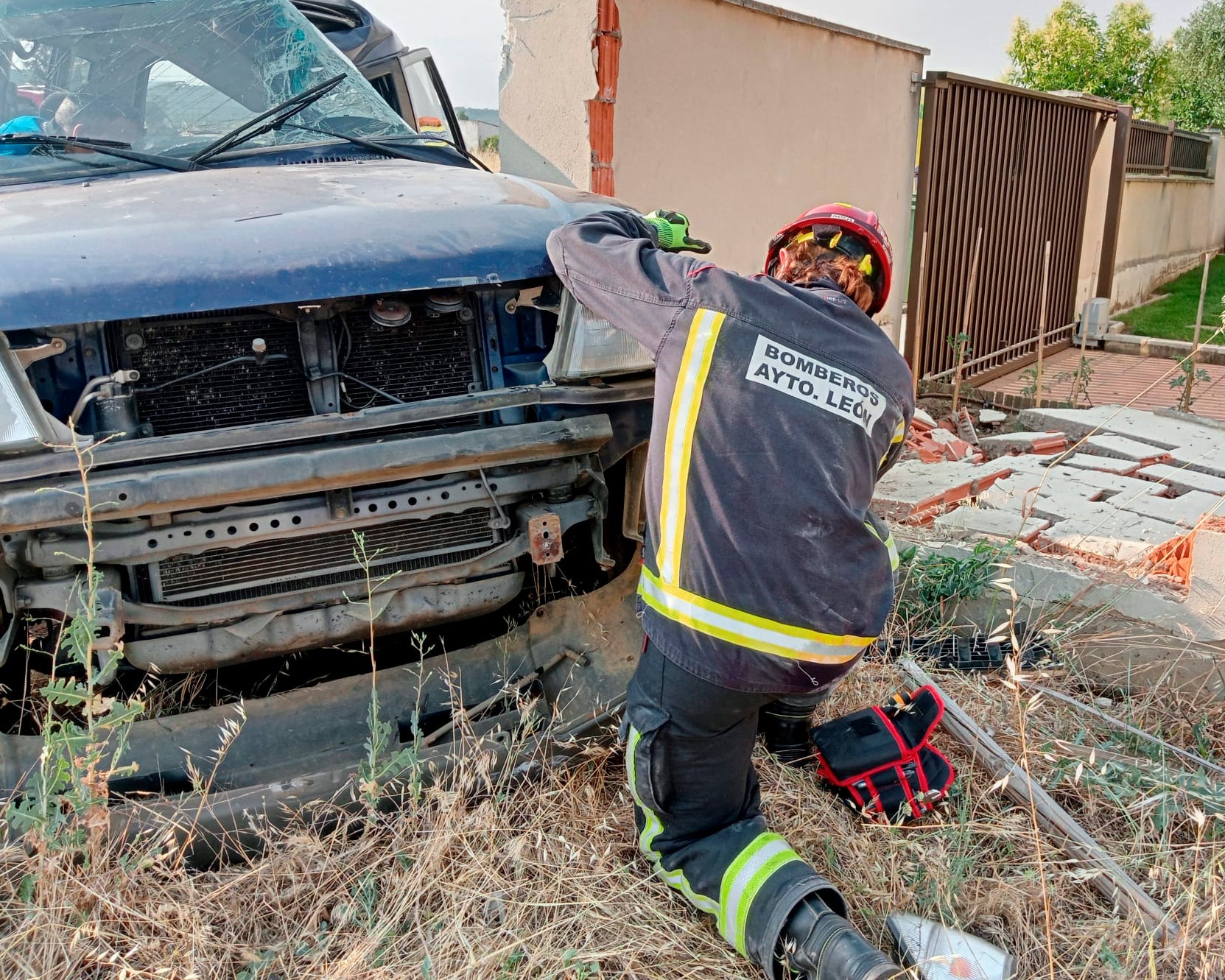 Imagen del vehículo completamente destrozado tras el impacto. 