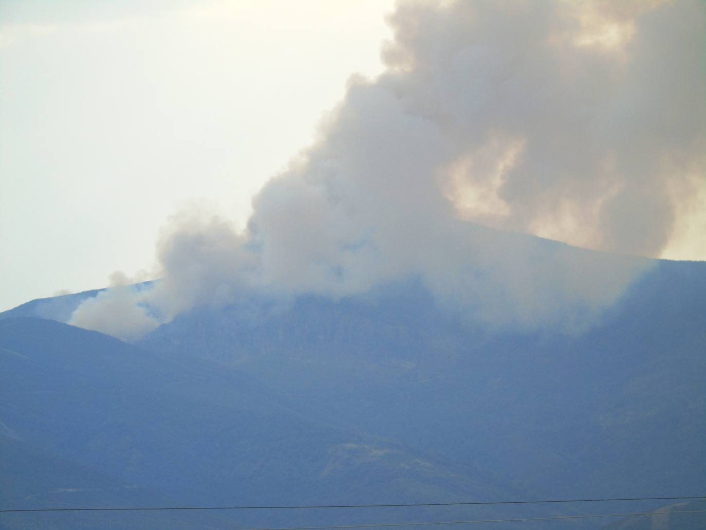 El fuego sigue devorando hectáreas en León y muchos incendios permanecen fuera de control, como este de de Valdueza.