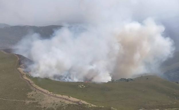 Imagen del fuego y el humo en el incendio de Montes de Valdueza. 