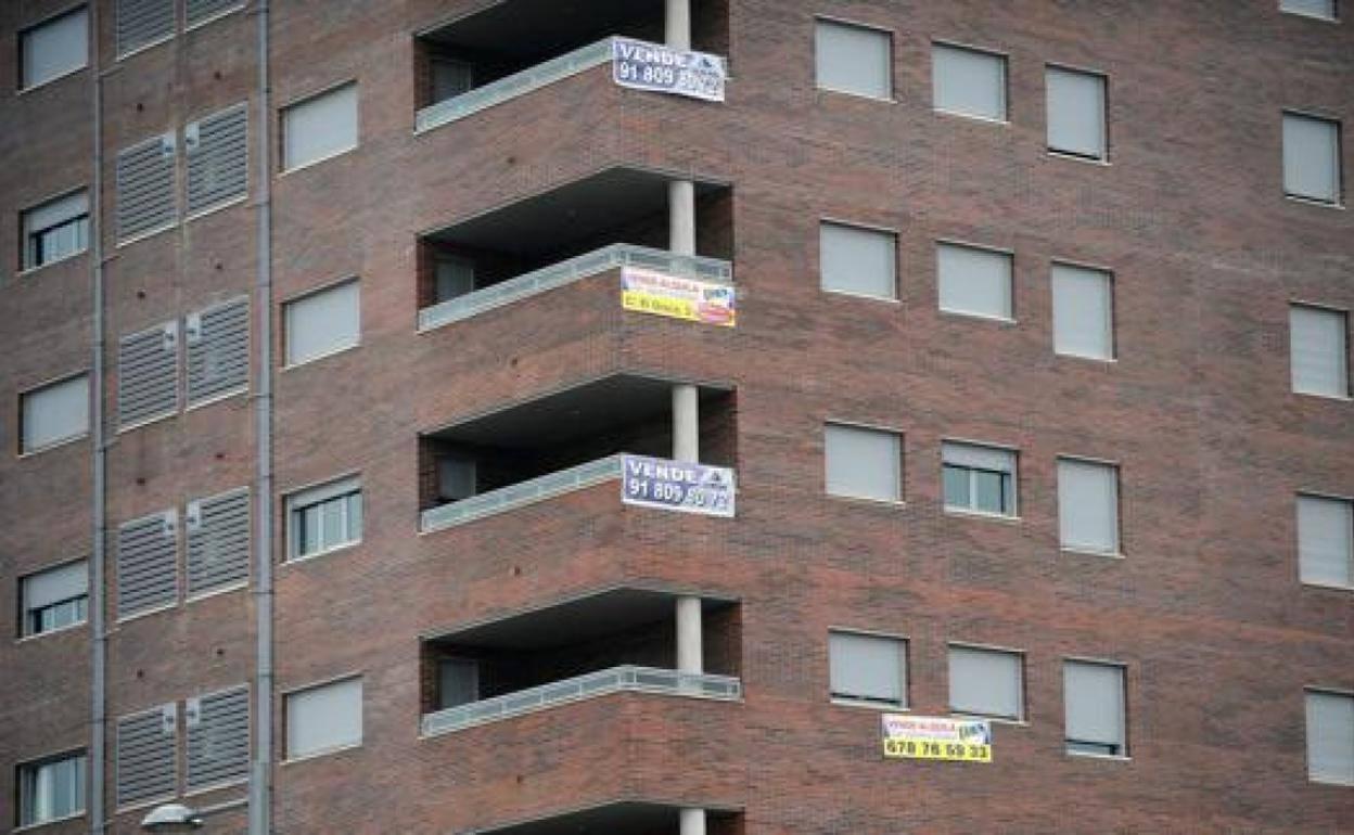 Vivientas en venta en un bloque de pisos.