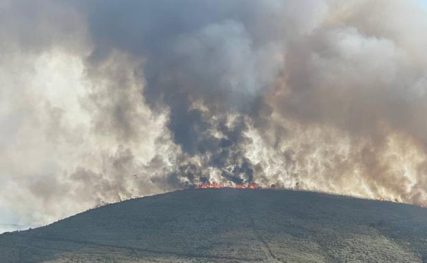 Desalojan Salas de la Ribera y San Pedro de Trones y sitúan en nivel 2 el incendio de Galicia que ya afecta a León