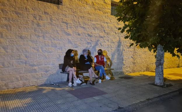 Galería. Vecinas desalojadas esperan fuera del pabellón de Puente.