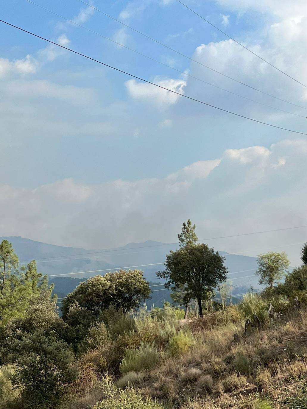 Fotos: Incendio en Galicia que amenaza Puente de Domingo Flórez