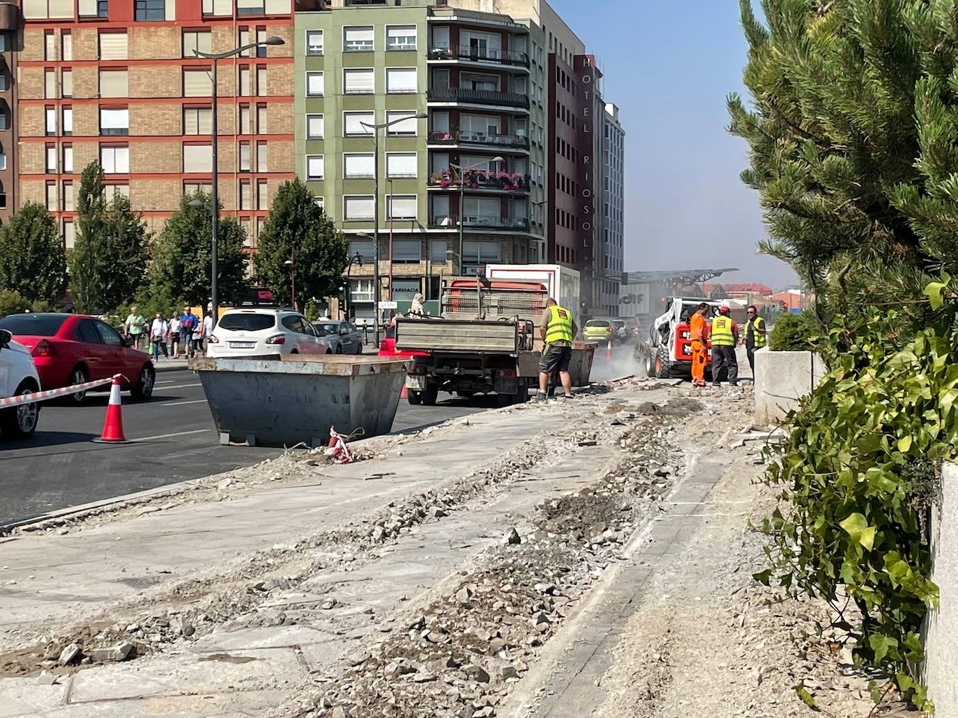 Operarios trabajando en el Puente de los Leones. 