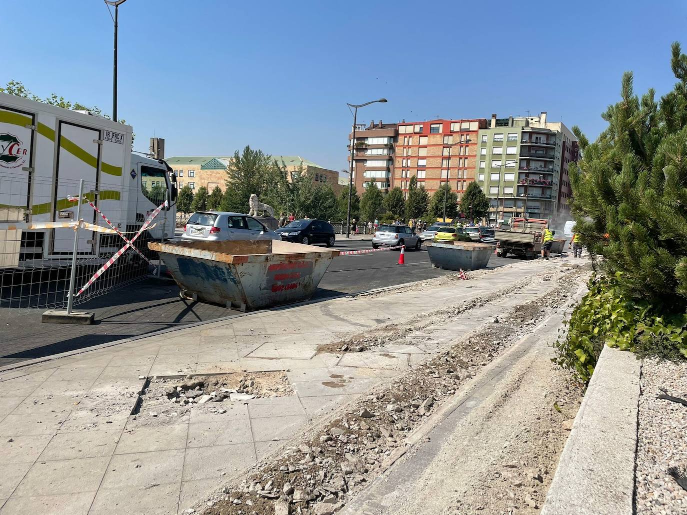 Operarios trabajando en el Puente de los Leones. 