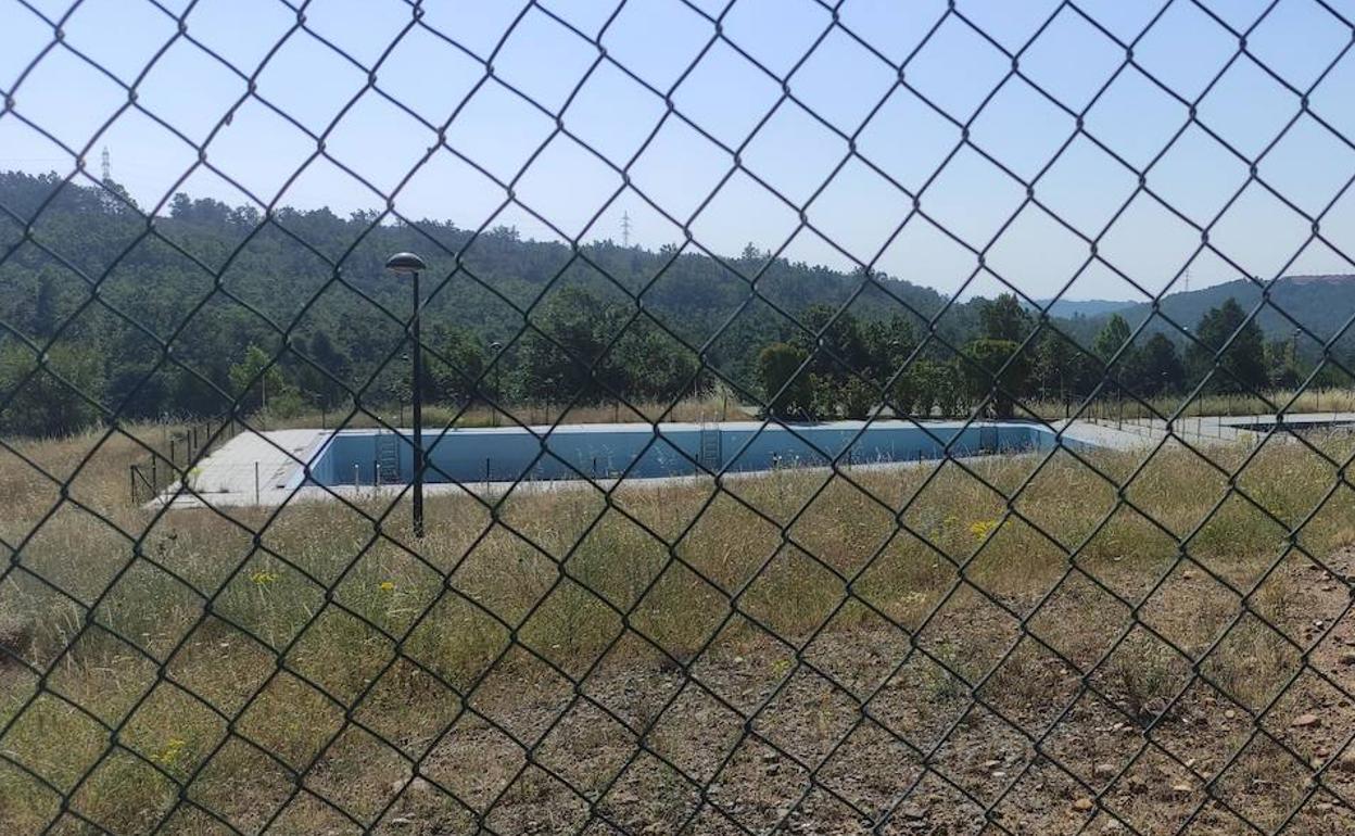 Una imagen del estado de una piscina ubicada en las instalaciones deportivas de la urbanización Estrella de Iza en Garrafe de Torío.