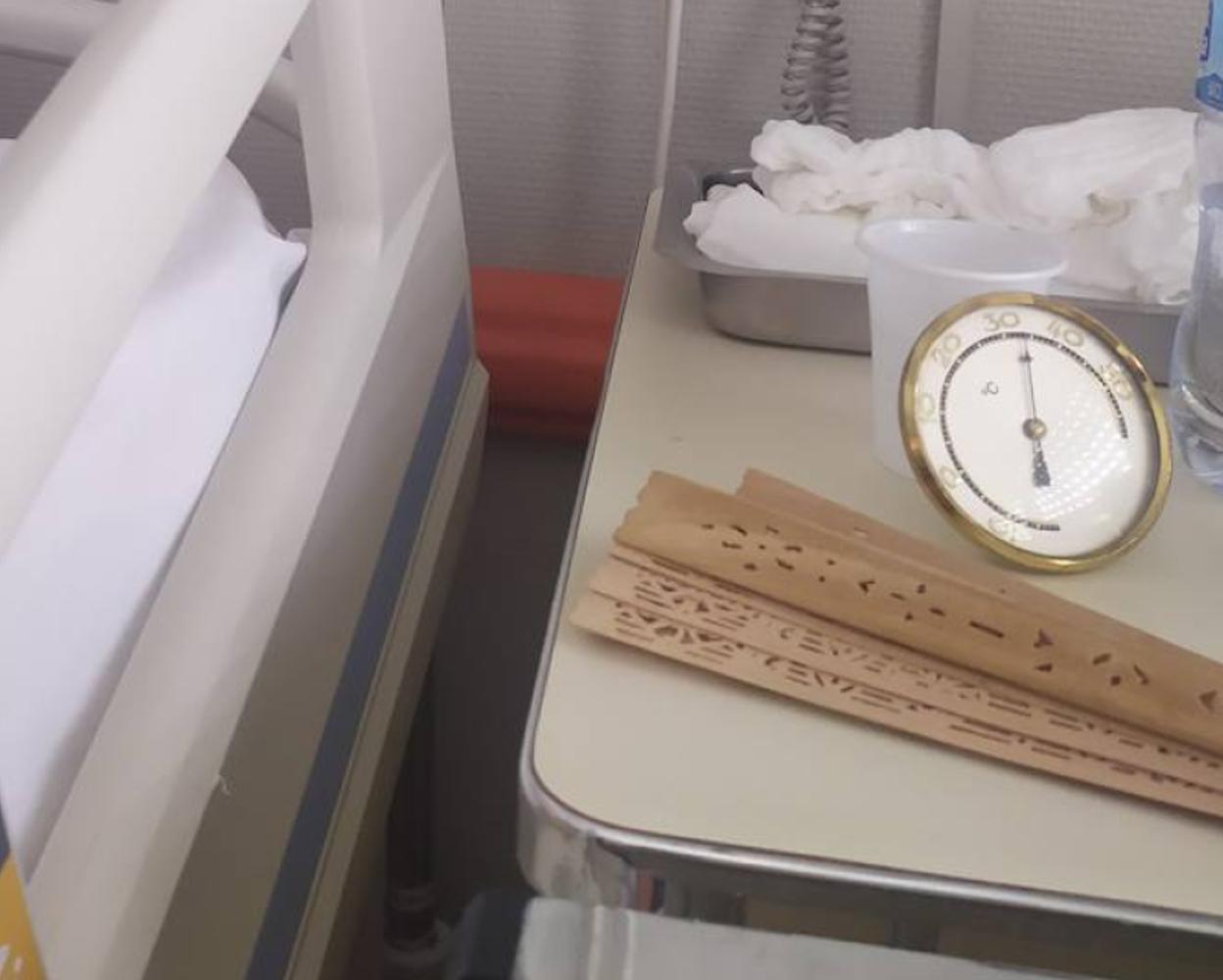 Imagen de un termómetro marcando más de 30 grados sobre una mesilla de una de las habitaciones del Monte San Isidro.