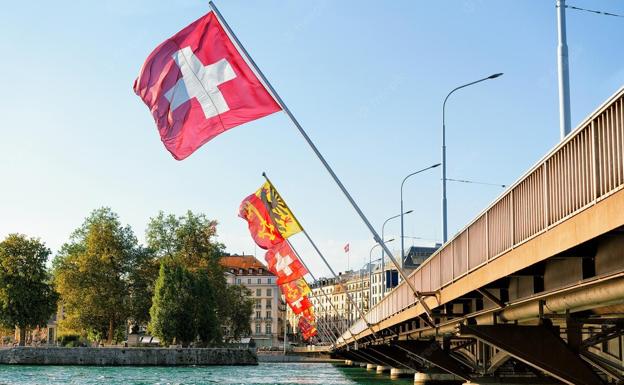 Puente en Suiza con banderas colgadas al estilo de lo que se pretende hacer en León.