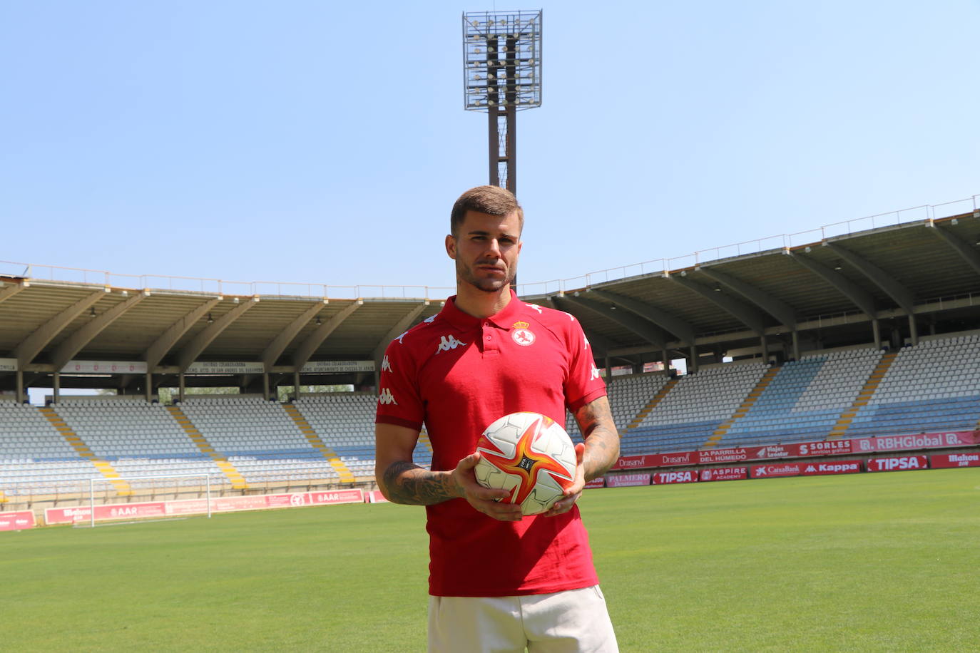 Presentación de Pol Ballesté, como nuevo jugador de la Cultural y Deportiva Leonesa. 