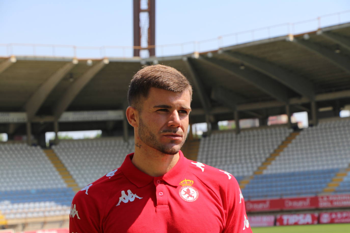 Presentación de Pol Ballesté, como nuevo jugador de la Cultural y Deportiva Leonesa. 