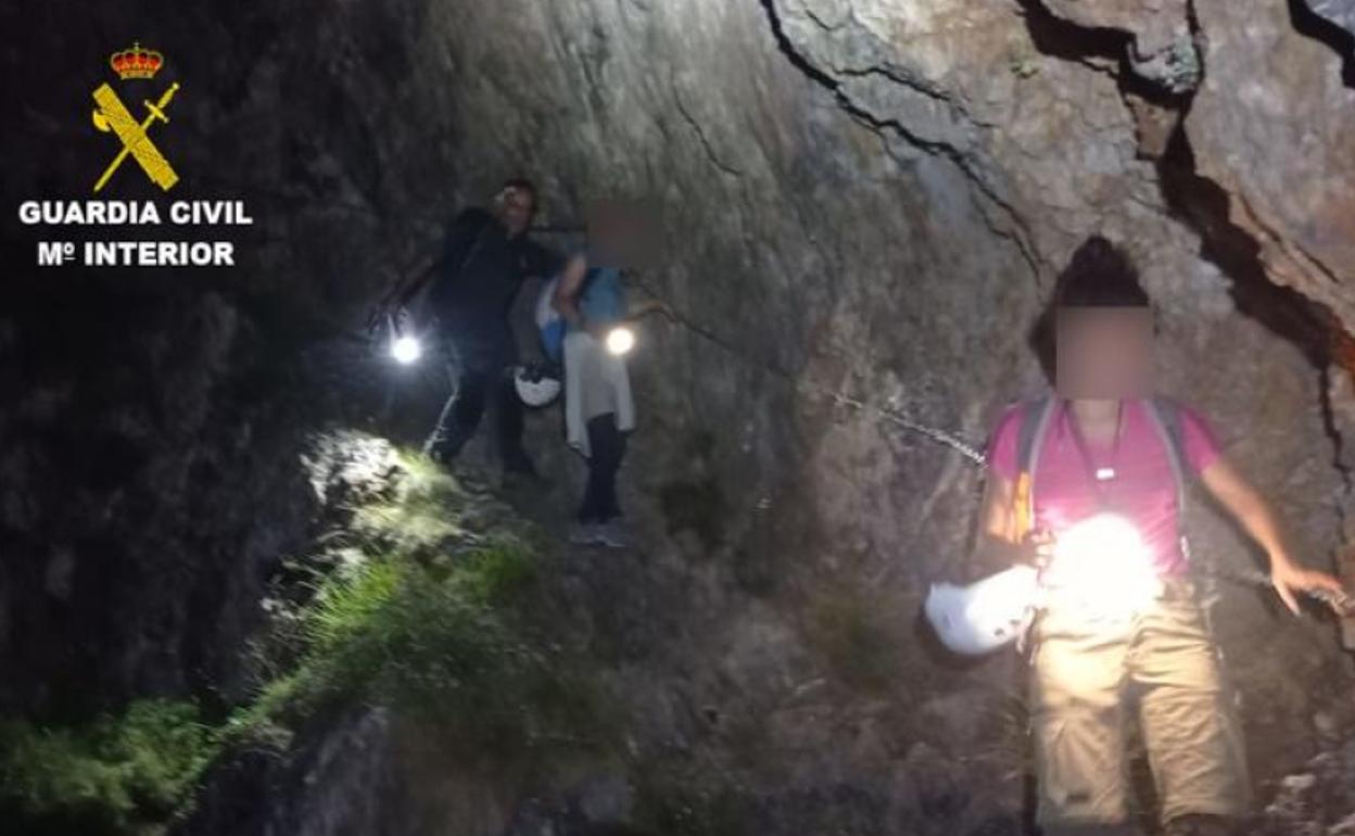 Montañeros rescatados por la Guardia Civil en Posada de Valdeón