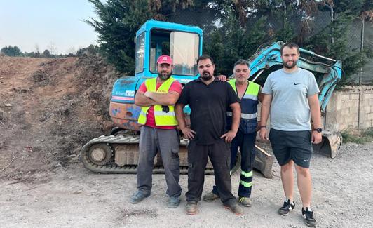 Adrián Fernández (camiseta gris) y sus compañeros una vez sofocado el incendio