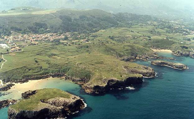 Playa de Portiellu de Cué, en el concejo de Llanes, Asturias.