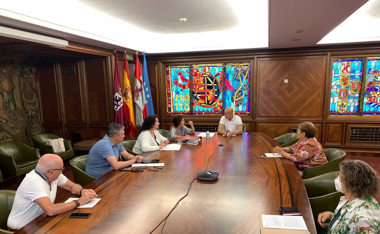 Imagen de la Junta de Gobierno Local en el Ayuntamiento de León, reunión en la que se ha abordado la cuestión de los fondos europeos.