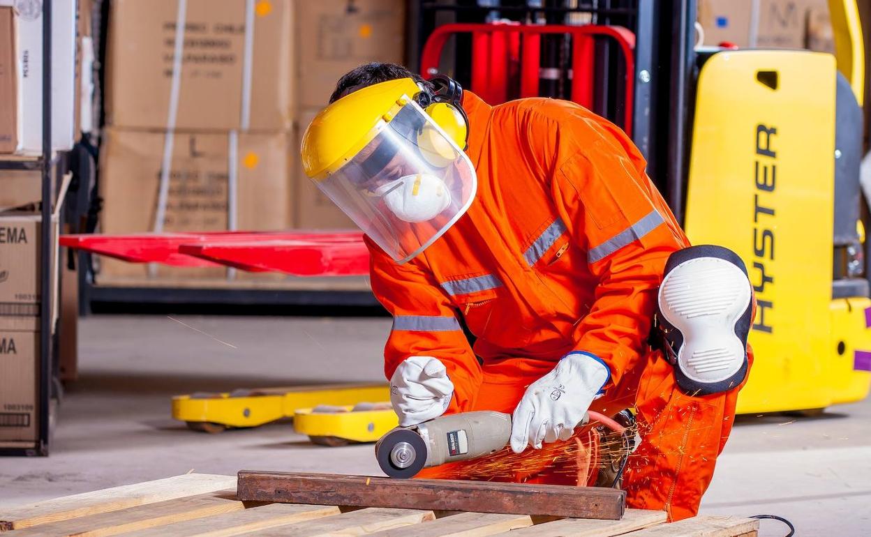 Un trabajador desempeña sus funciones en una fábrica.