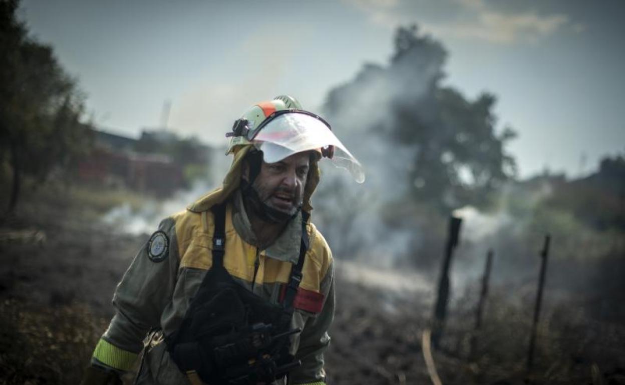 Un bombero forestal, agotado tras luchas contra el fuego en Orense. 