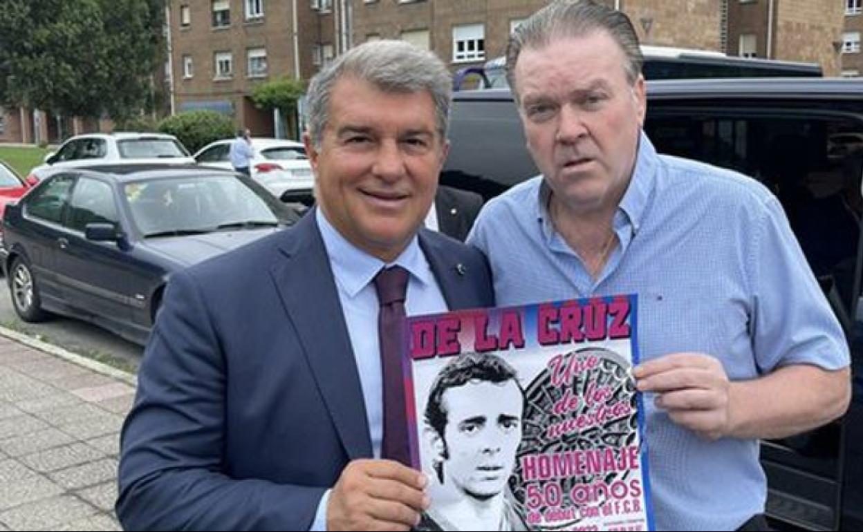 Joan Laporta junto al presidente de la PB de Boñar, Luis Alonso Bali y el cartel del homenaje a Toño De la Cruz. 