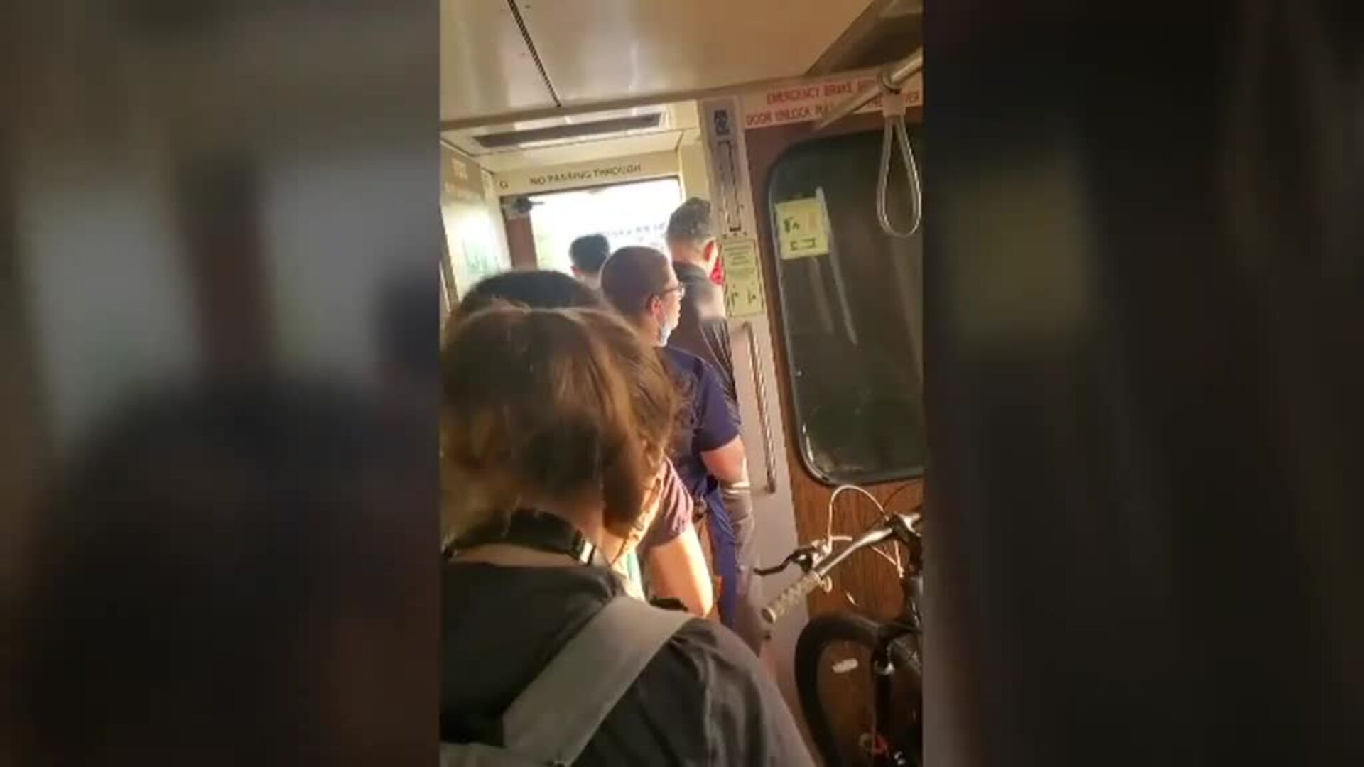 Evacuación de los pasajeros de un tren a las afueras de Boston por un incendio