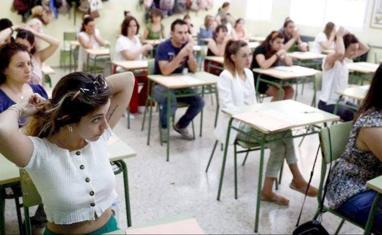 Varios candidatos a acceder a un puesto fijo de maestro se preparan momentos antes del examen.