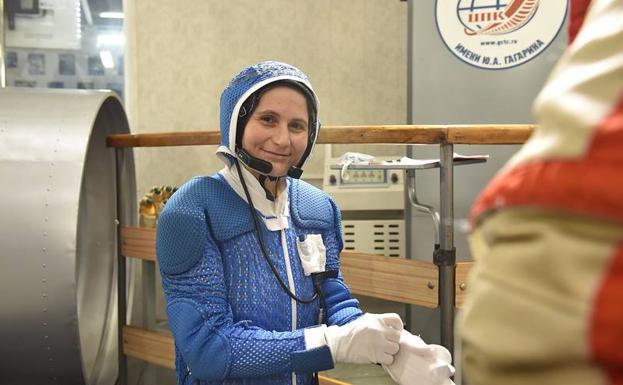 La astronauta italiana de la ESA Samantha Cristoforetti preparándose para su primera caminata espacial.