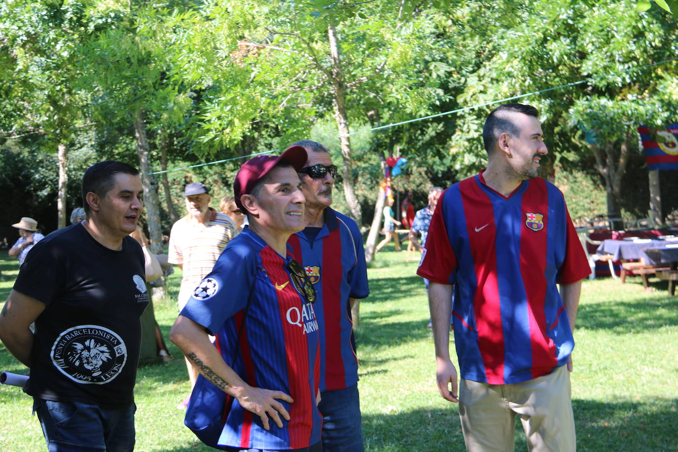 La Peña Barcelonista de Boñar organiza un gran reconocimiento al que fuera jugador del Barça con varios de sus excompañeros presentes