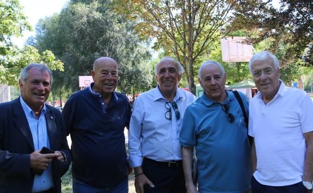 Toño de la Cruz, el leonés homenajeado por sus 50 años de blaugrana junto a varios de los asistentes como Reina. 