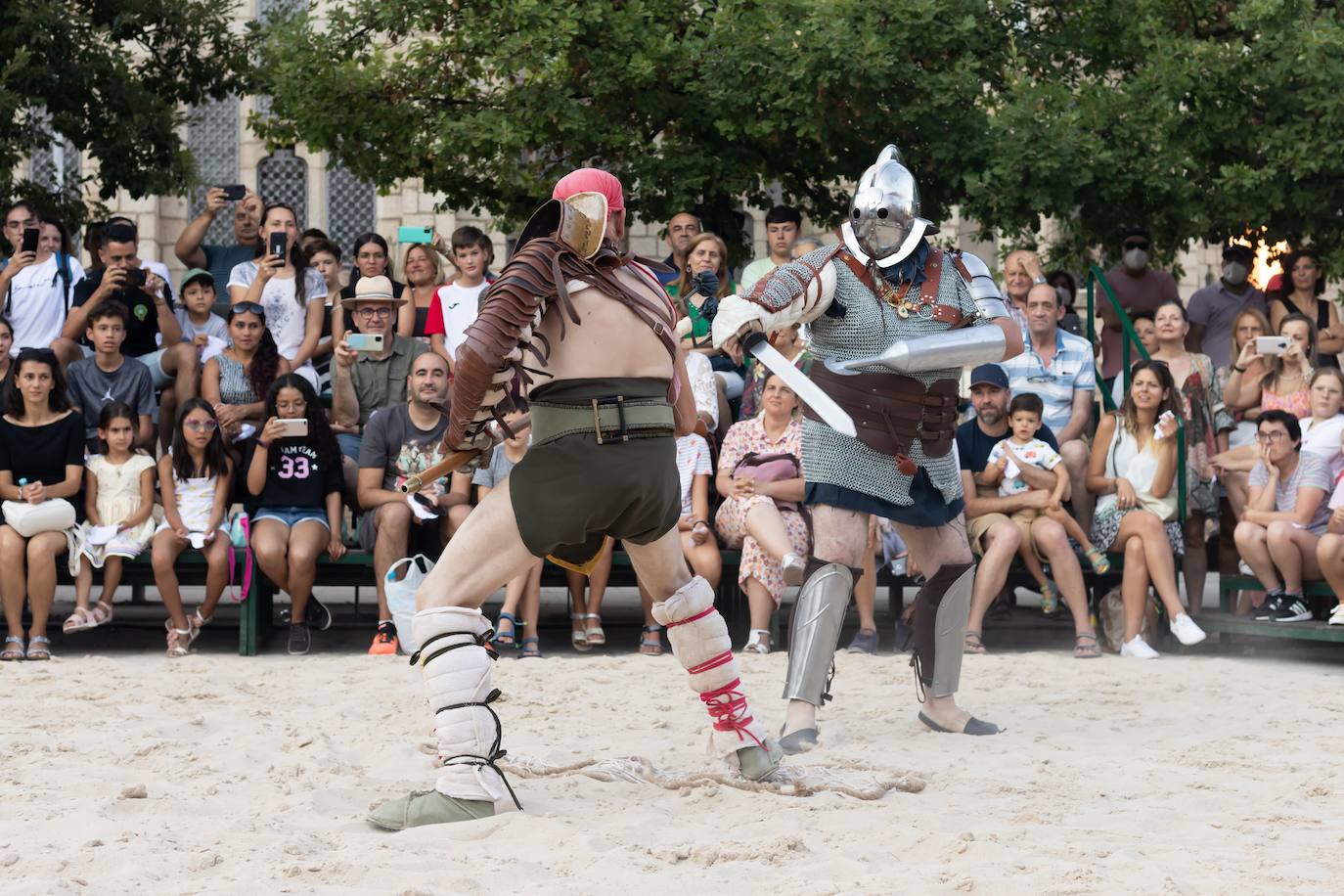 La VIII Gran Munera Gladiatora, organizada por la Legio VI Victrix, llevó el triunfo de los gladiadores a la arena de la plaza de Eduardo de Castro y los grupos El Último Sol y Cuélebre animaron la noche en la Plaza Mayor de Astorga