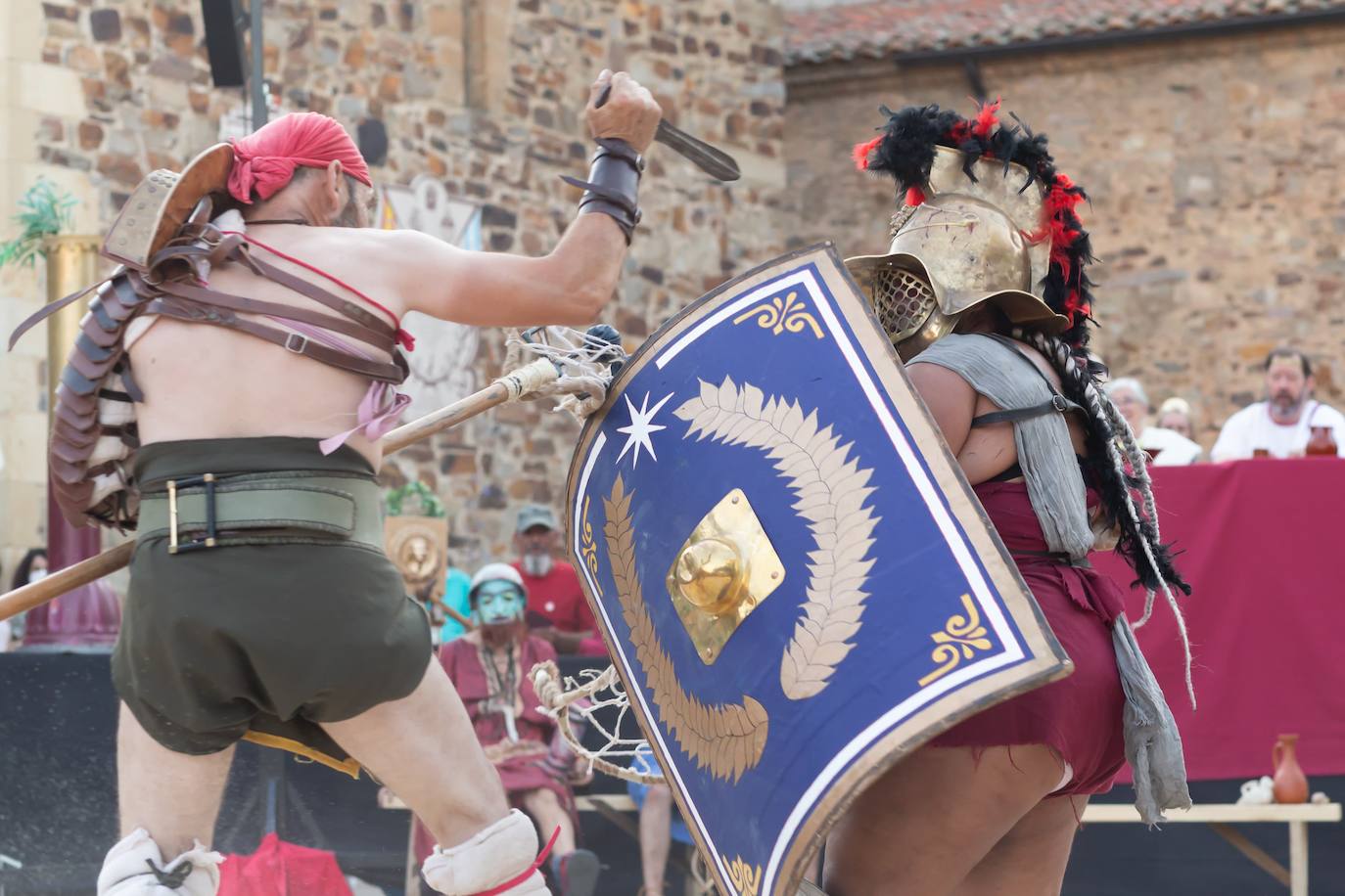 La VIII Gran Munera Gladiatora, organizada por la Legio VI Victrix, llevó el triunfo de los gladiadores a la arena de la plaza de Eduardo de Castro y los grupos El Último Sol y Cuélebre animaron la noche en la Plaza Mayor de Astorga