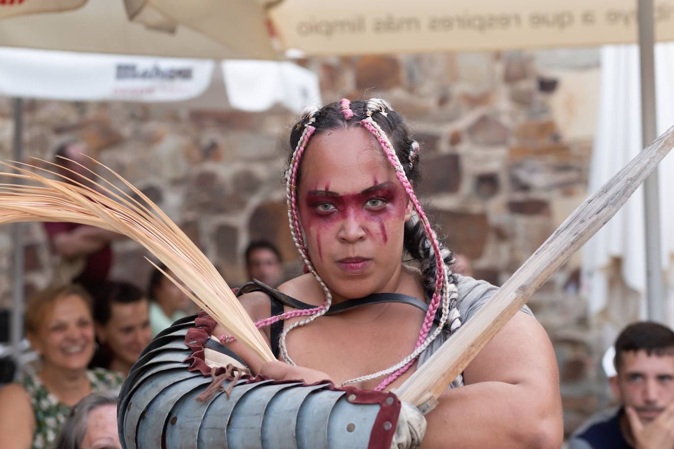 La VIII Gran Munera Gladiatora, organizada por la Legio VI Victrix, llevó el triunfo de los gladiadores a la arena de la plaza de Eduardo de Castro y los grupos El Último Sol y Cuélebre animaron la noche en la Plaza Mayor de Astorga