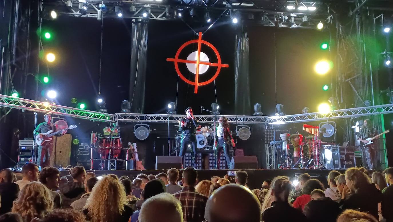 'Amistades Peligrosas' puso el gran broche a las fiestas patronales de Cármenes, que han regresado tras dos años de parón por la pandemia