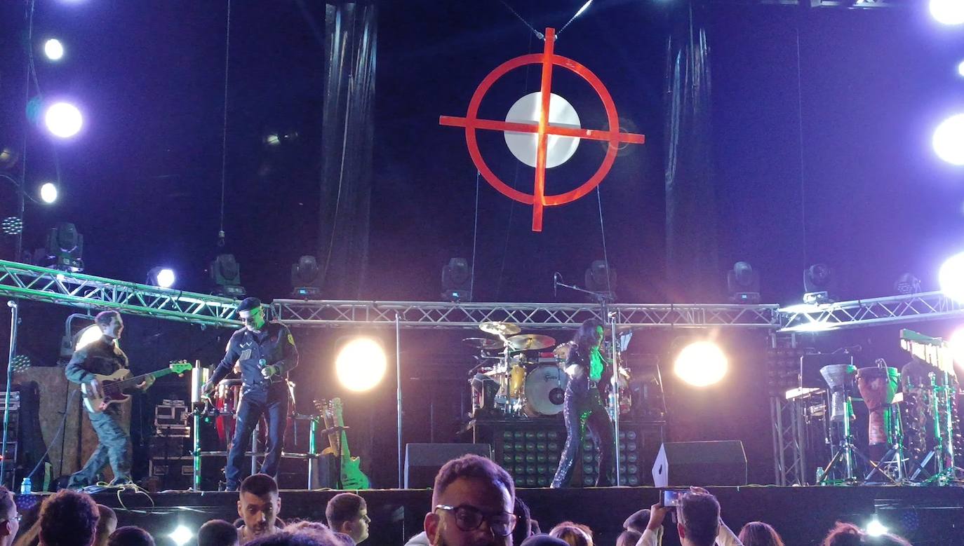 'Amistades Peligrosas' puso el gran broche a las fiestas patronales de Cármenes, que han regresado tras dos años de parón por la pandemia