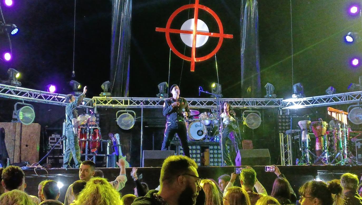 'Amistades Peligrosas' puso el gran broche a las fiestas patronales de Cármenes, que han regresado tras dos años de parón por la pandemia