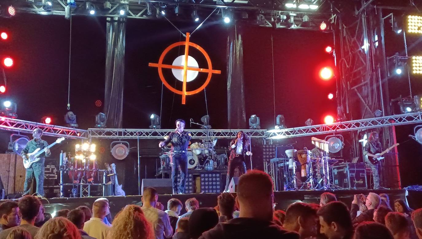 'Amistades Peligrosas' puso el gran broche a las fiestas patronales de Cármenes, que han regresado tras dos años de parón por la pandemia