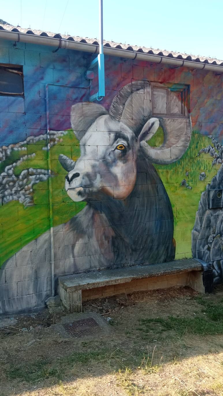 Varias paredes de la localidad leonesa han ganado en colorido y arte con distintas obras murales pintadas sobre ellas.