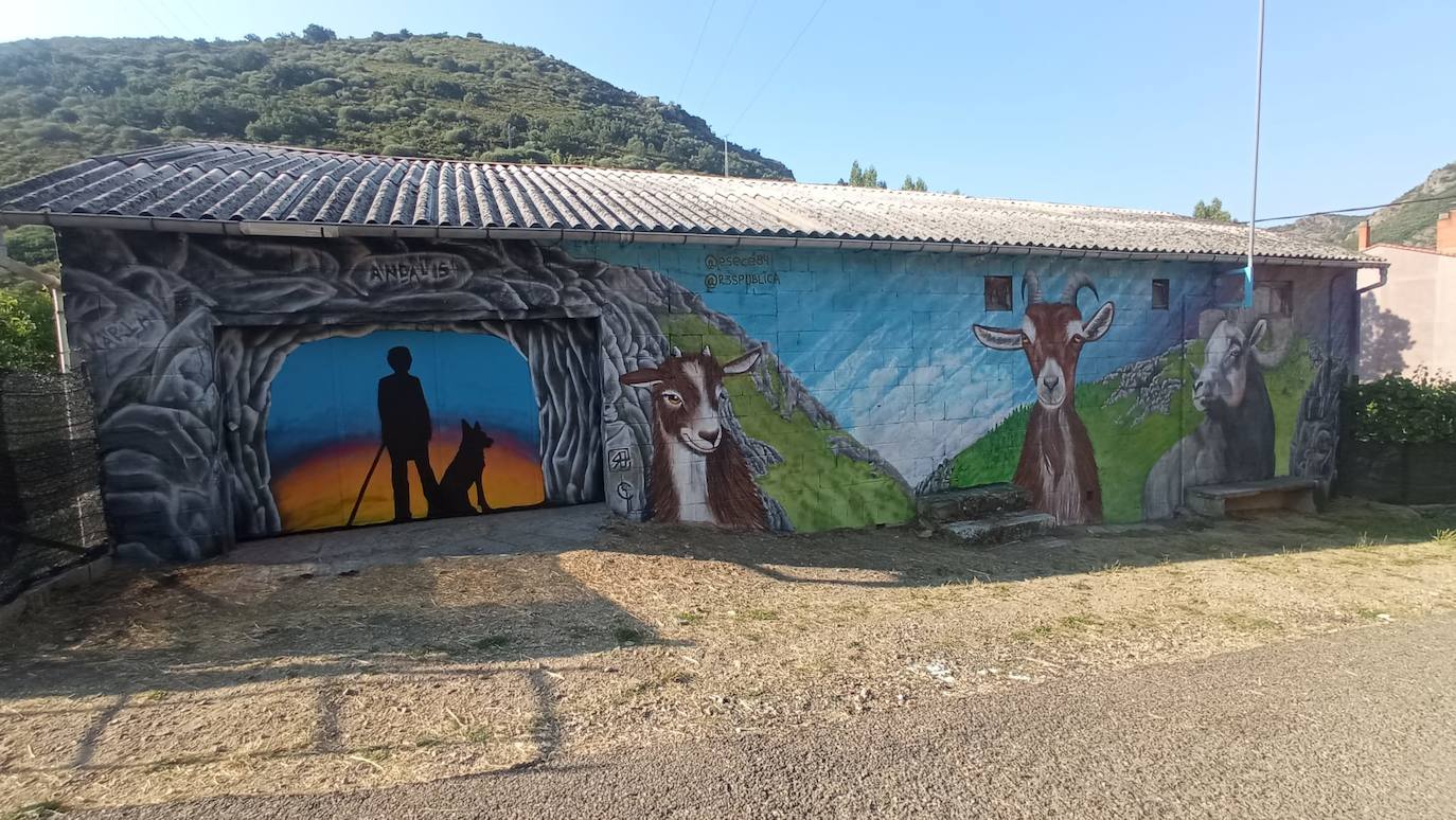 Varias paredes de la localidad leonesa han ganado en colorido y arte con distintas obras murales pintadas sobre ellas.