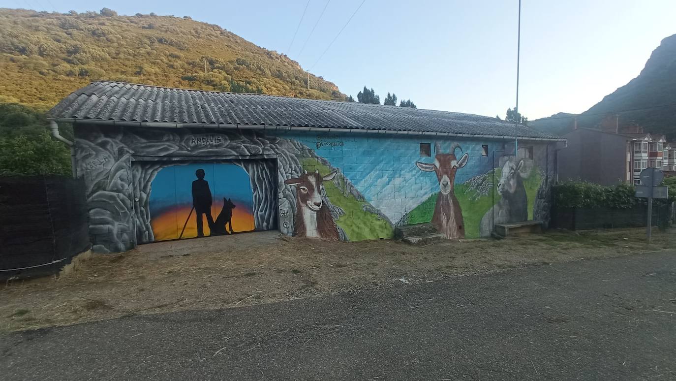 Varias paredes de la localidad leonesa han ganado en colorido y arte con distintas obras murales pintadas sobre ellas.