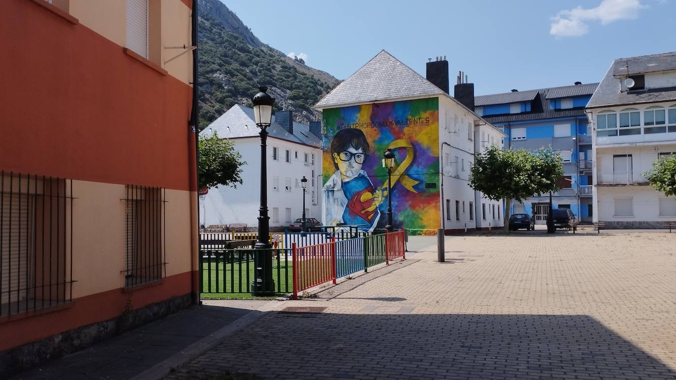 Varias paredes de la localidad leonesa han ganado en colorido y arte con distintas obras murales pintadas sobre ellas.