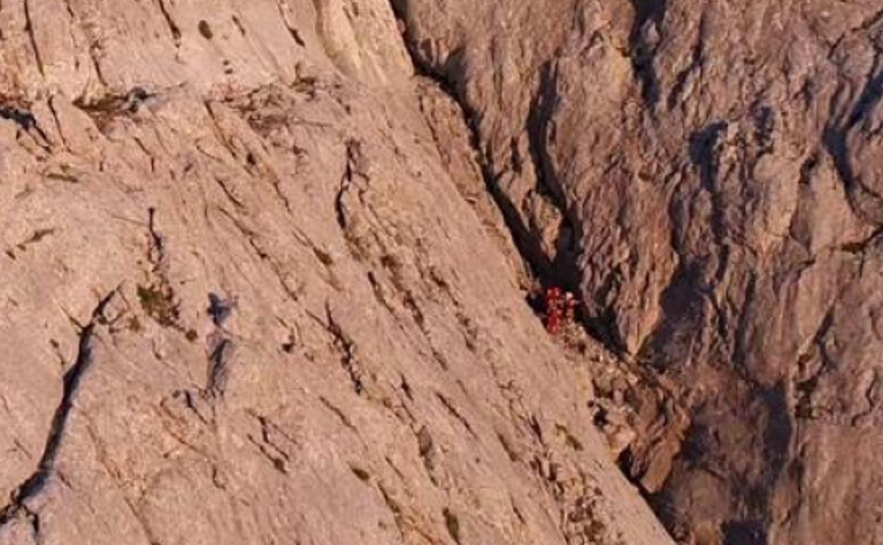 El rescate se efectuó en una zona de muy difícil acceso.