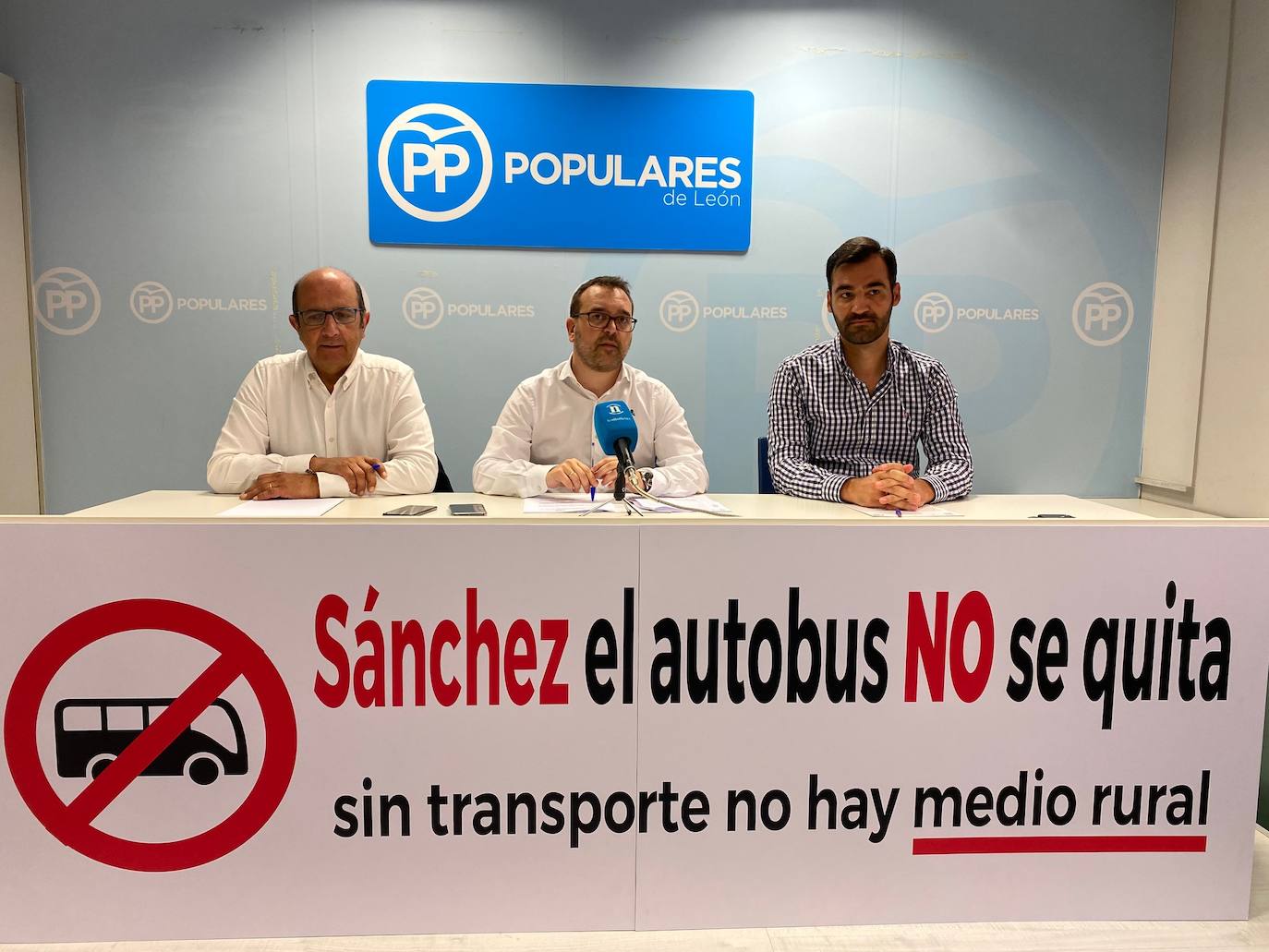 Paco Castañón, portavoz del PP en la Diputación, Ricardo Gavilanes y David Fernández, procuradores del PP en Cortes.