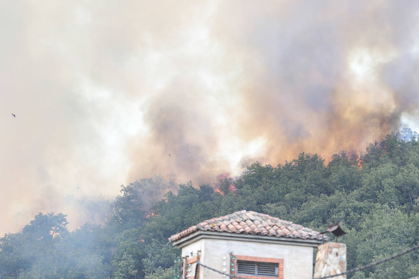 Incendio en el barrio de la Estación de Matallana de Torío