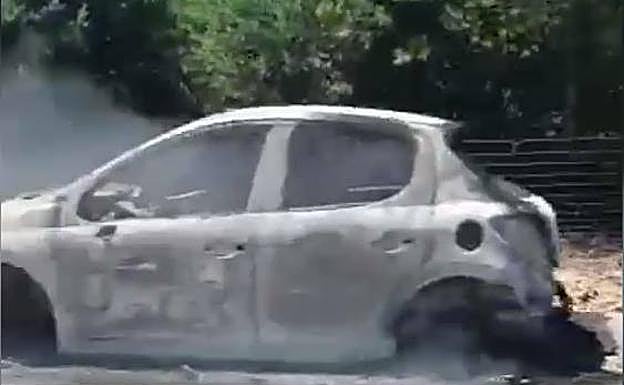 Un turismo incendiado este mediodía en la A-6 a la altura de Brazuelo. 